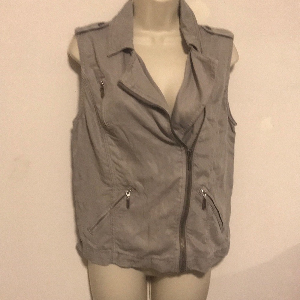 NWT vest with zippers